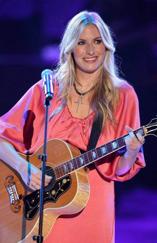 Artist Profile Holly Williams Pictures